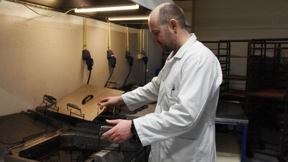 Det er ikke tid til å sitte på kontoret i dag for Kristian Wiik i Trømsø Bakeri. I dag må alle trø til i produksjonen av solboller.