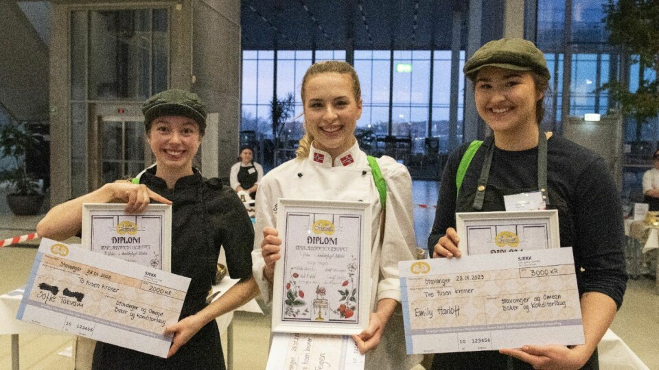 Glade vinnere i konditorkonkurransen i Rogalandsmesterskapet 2023: Fra venstre Sofie Takvam (3. plass), Ronja Teigen (1. plass) og Emily Harloff (2. plass).