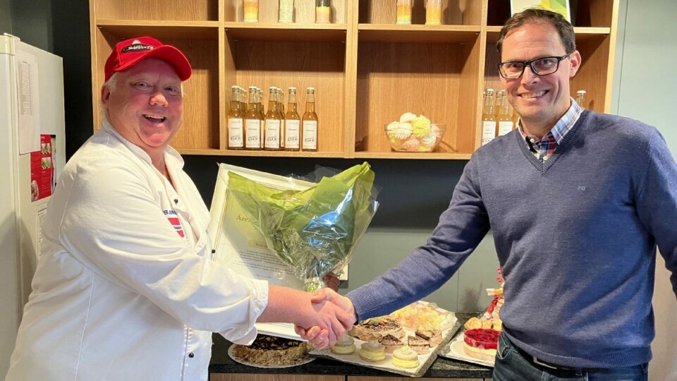 Torbjørn Håland er produksjonsansvarlig i Baker Jørgensen. Her mottar han prisen fra Bjørnar Vestøl, fylkesleder i NCF Agder. Torbjørn Håland er produksjonsansvarlig i Baker Jørgensen. Her mottar han prisen fra Bjørnar Vestøl, fylkesleder i NCF Agder.