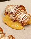 – Medialunas dulce de leche (Laget av deres baker Mario fra Argentina. Media lunas betyr halvmåne på argentinsk. Liten croissant fylt med dulce de leche som er karamellisert melk. Smaker litt som pålegget HaPå.)