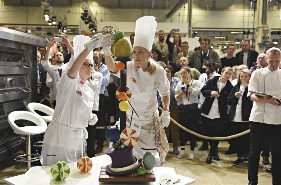 Vilde Nistad og Tonje Holtungen i siste innspurt med showpiecen under Nordic Pastry Cup 2017. Vilde Nistad og Tonje Holtungen i siste innspurt med showpiecen under Nordic Pastry Cup 2017.