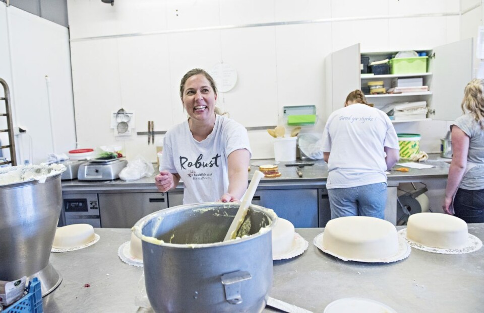 Lillian Mojlanen hos Baker Jørgensen prepper marsipankaker i produksjonslokalene på Torvet i Arendal. Om kort tid får hun helt nye lokaler å lage marsipankaker i.