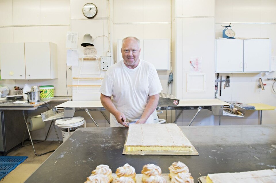 Baker Torbjørn Håland hos Baker Jørgensen klargjør napoleonskake som skal ned trappene og selges i utsalget på Torvet.