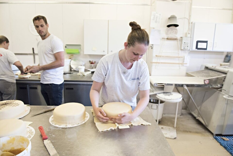 Eier og daglig leder Peder Jørgensen følger med når konditor Maja Høksnes ferdigstiller en marsipankake.