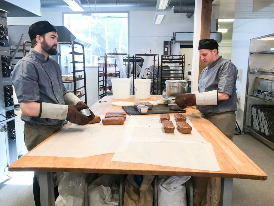 Bakerne Robert Thørn Kolberg (t.v) og John Gunnar Hagen i arbeid. I tillegg til steinovn har bakeriet en elektrisk ovn for steking av formbrød.