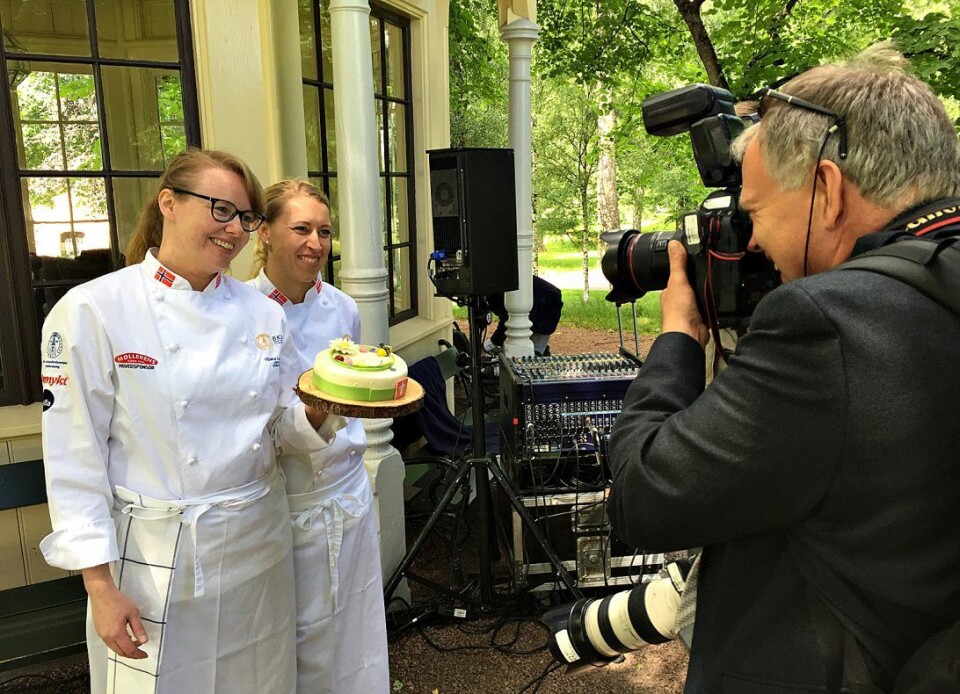 Tonje Holtungen og Vibeke Løseth fra BKL viser frem Dronningkaken til pressen som var tilstede i slottsparken tirsdag. Tonje Holtungen og Vibeke Løseth fra BKL viser frem Dronningkaken til pressen som var tilstede i slottsparken tirsdag.