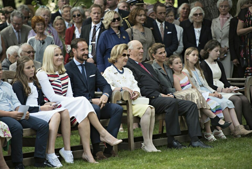 Hele Kongefamilien samlet i slottsparken for å markere H.M. Dronning Sonjas 80-års jubileum