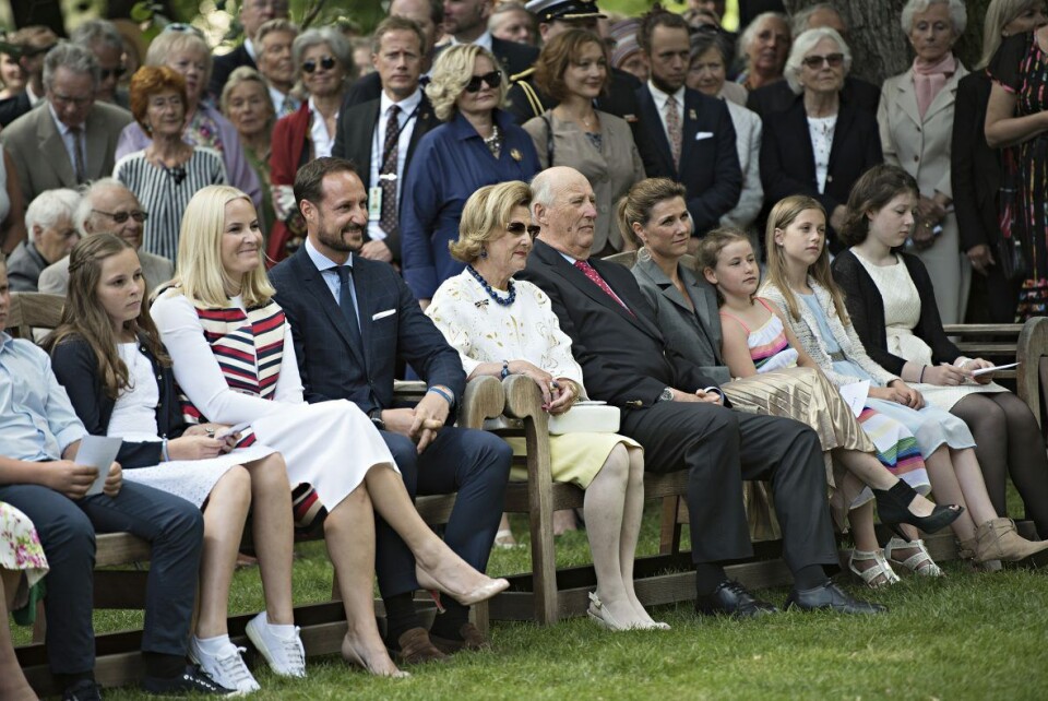 Hele Kongefamilien samlet i slottsparken for å markere H.M. Dronning Sonjas 80-års jubileum Hele Kongefamilien samlet i slottsparken for å markere H.M. Dronning Sonjas 80-års jubileum