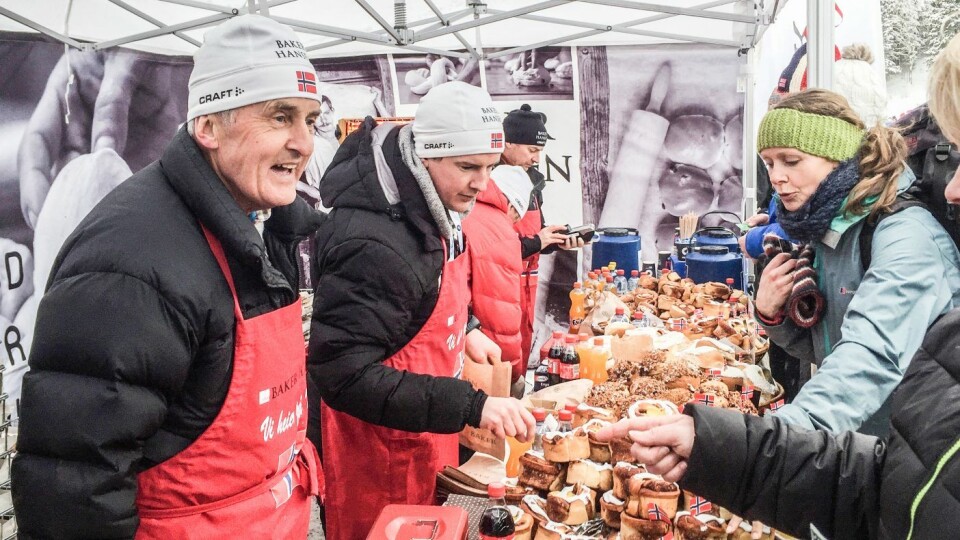 Baker Hansen (Morten Hals foran t.v.) selger bakervarer og mineralvann under Skiskytter-VM 2016.