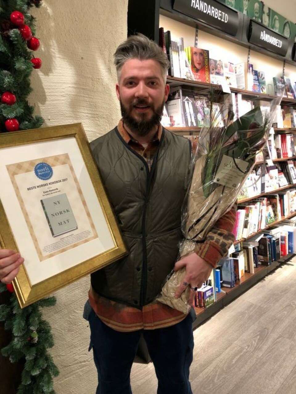 Even Ramsvik, tidligere sjef på Ylajali, vant prisen «Beste norske kokebok 2017». Even Ramsvik, tidligere sjef på Ylajali, vant prisen «Beste norske kokebok 2017».