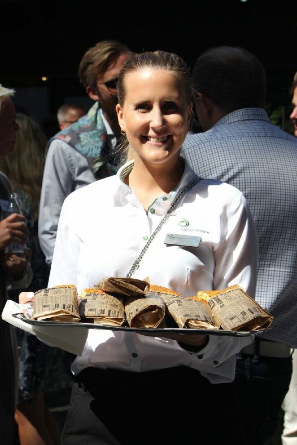 Anette Andersen i Lantmännen Unibake serverer smaksprøver av focacchini.