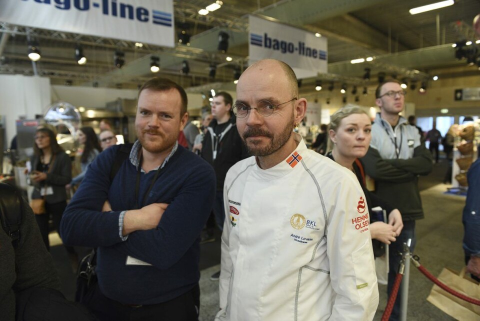 Coach på det norske Baker- og Konditorlandslaget, André Løvaas, er ikke enig i flere av dommeravgjørelsene i Nordic Pastry Cup 2018, men vil bidra med diplomati i form av tettere samarbeid mellom de nordiske landslagene og et felles reglement. Her sammen med Ole John Berntsen som fulgte konkurransen fra sidelinjen. Coach på det norske Baker- og Konditorlandslaget, André Løvaas, er ikke enig i flere av dommeravgjørelsene i Nordic Pastry Cup 2018, men vil bidra med diplomati i form av tettere samarbeid mellom de nordiske landslagene og et felles reglement. Her sammen med Ole John Berntsen som fulgte konkurransen fra sidelinjen.