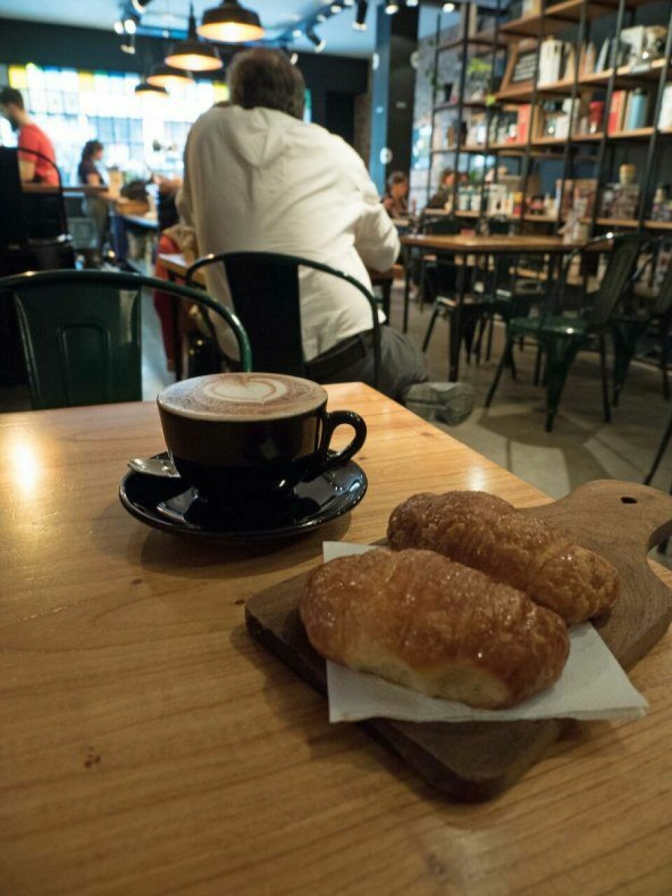 Argentinere stikker gjerne innom bakeriet for å ta en kopp kaffe eller mate og noe søtt, og de tradisjonelle, enkle utsalgene har fått selskap av mer trendy kafeer.