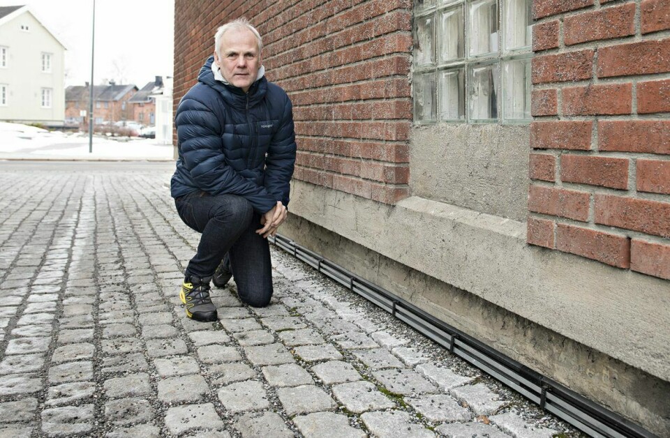 Andreas Aanerud hadde trøbbel med skadedyr i eget bakeri, Aanerud Bakeri på Årnes. Men etter han la opp strømførende rør rundt bakeriet, er problemet borte.