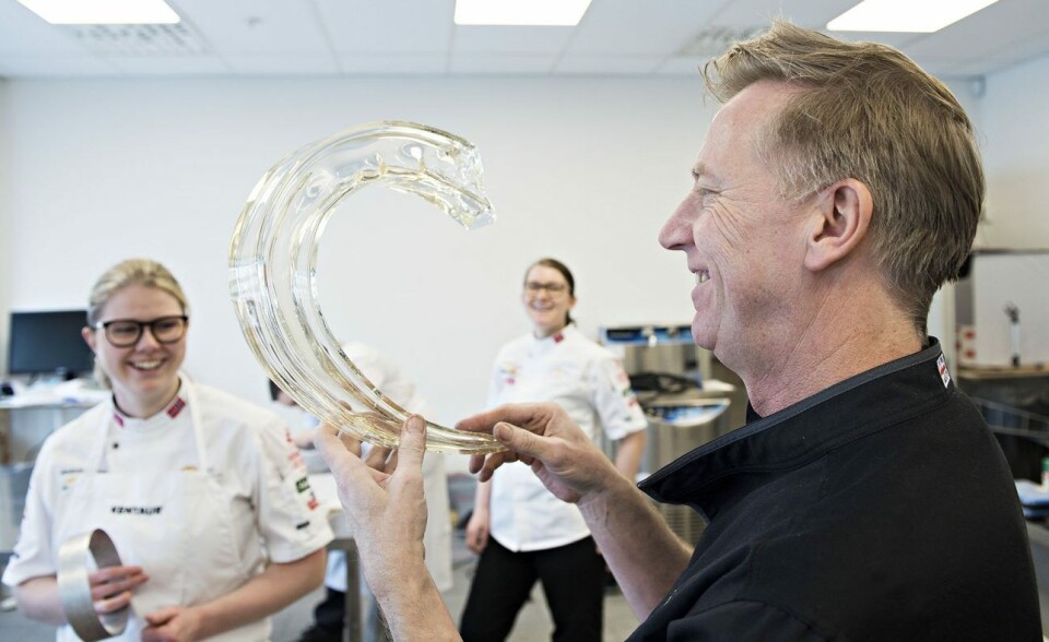 BKL hentet inn eksperten Martin Chiffers for å holde kurs i sjokolade og sukker.Chiffers er for tiden Executive Pastry Chef på The Savoy i London. BKL hentet inn eksperten Martin Chiffers for å holde kurs i sjokolade og sukker.Chiffers er for tiden Executive Pastry Chef på The Savoy i London.