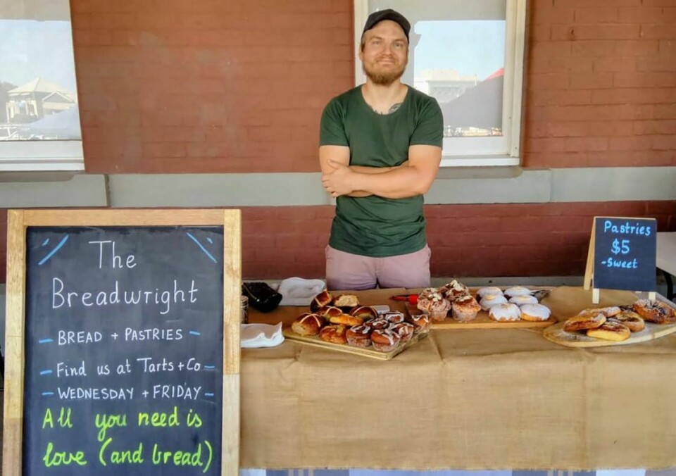 Annenhver søndag selger Emil brød og bakervarer på det lokale markedet, Platform Markets, som holdes på perongen til en nedlagt togstasjon i Geraldton