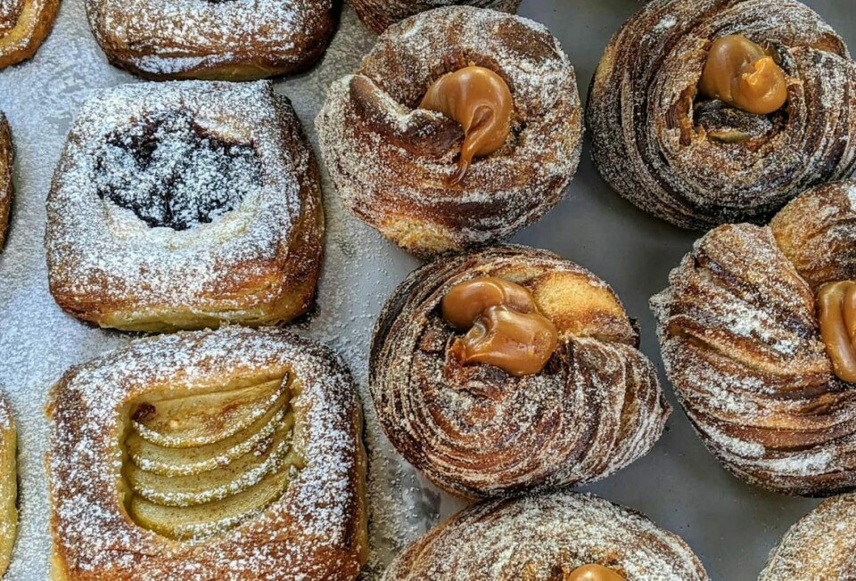 Cruffins, croissant i muffins form er populært. Her med salt karamell (t.h) og wienerbrød med vaniljekrem og eple/syltetøy til venstre.