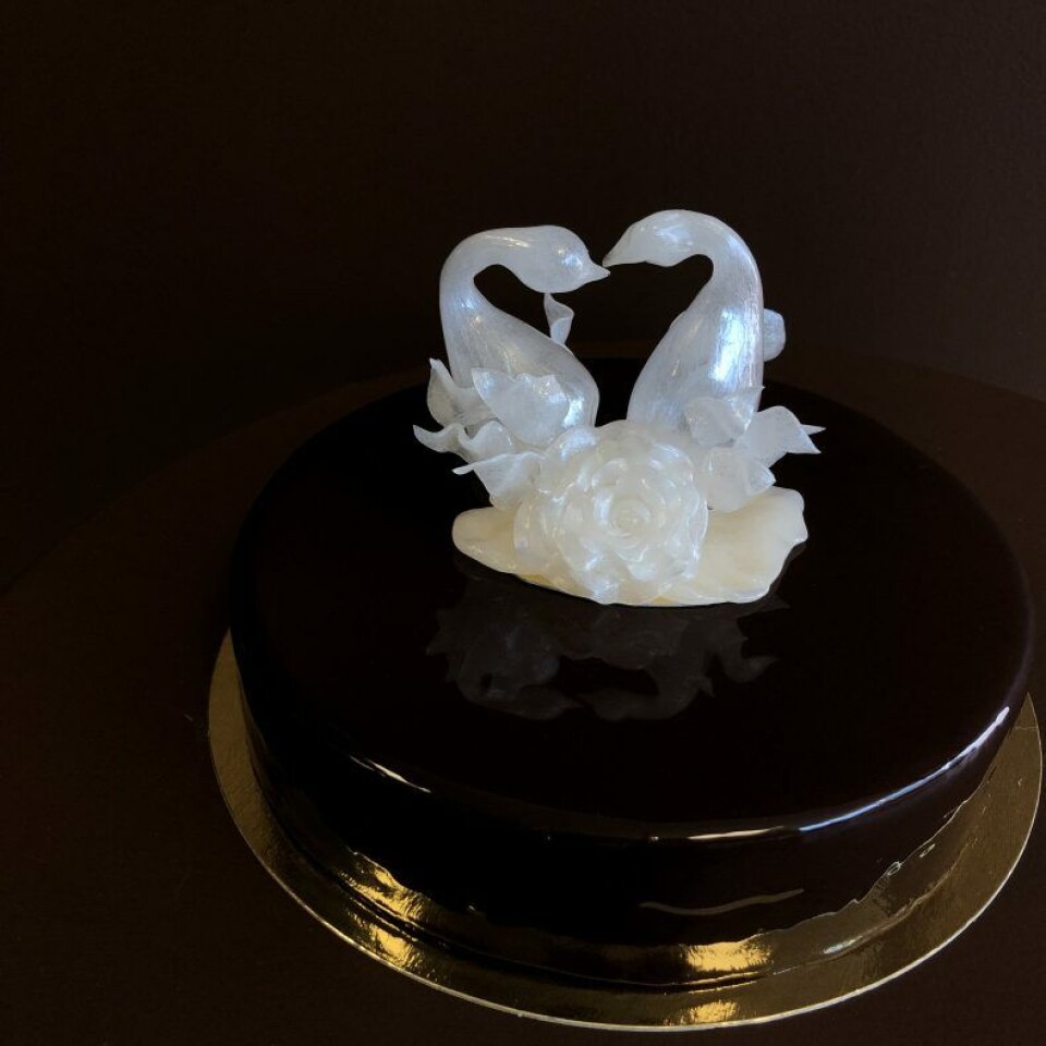 Liten bryllupskake fra Praline Konditori, med Vibekes sukkersignatur. Foto: Privat Liten bryllupskake fra Praline Konditori, med Vibekes sukkersignatur. Foto: Privat