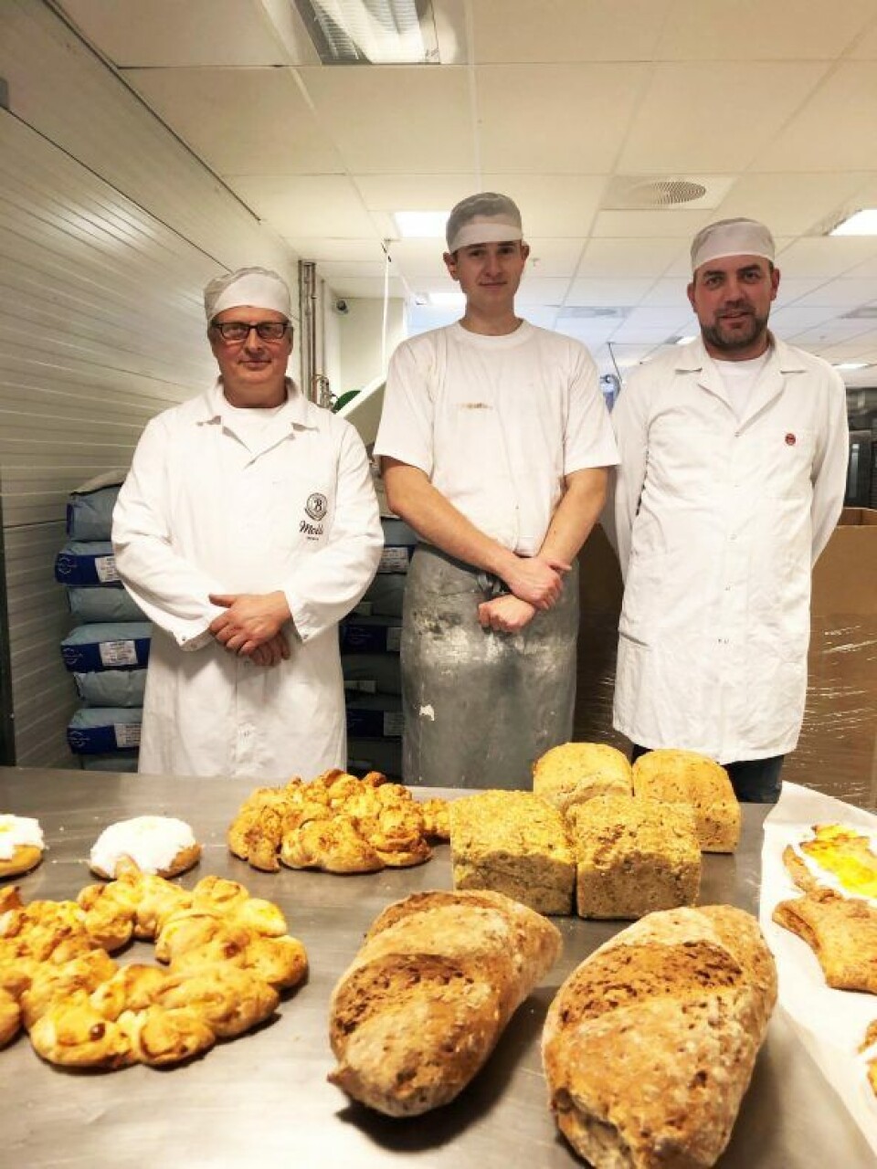 Didrik Schuman Olsen er fersk bakesvenn med avlagt prøve kun med glutenfrie produkter. Her flankert av Roy Sverre Outzen (t.v.) og Vidar Tømmerstøl.