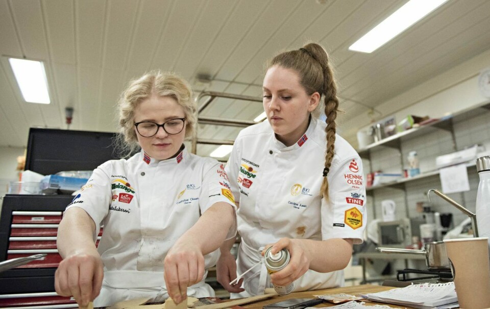 Cathrine Olsen og Caroline Åsen trener mot en konkurranse som nå er blitt utsatt for tredje gang. Cathrine Olsen og Caroline Åsen trener mot en konkurranse som nå er blitt utsatt for tredje gang.