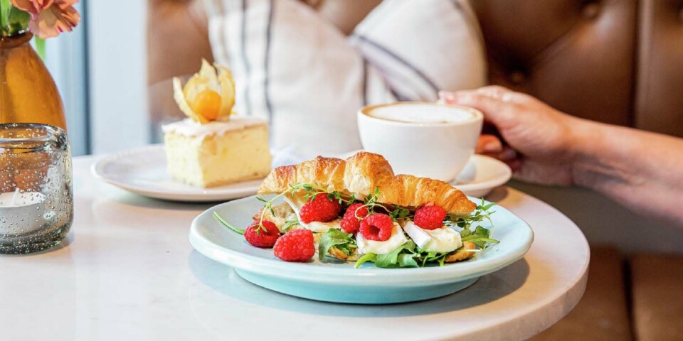 Noen av nordmenns favoritter: Croissant, napoleonskake og cafe au lait.