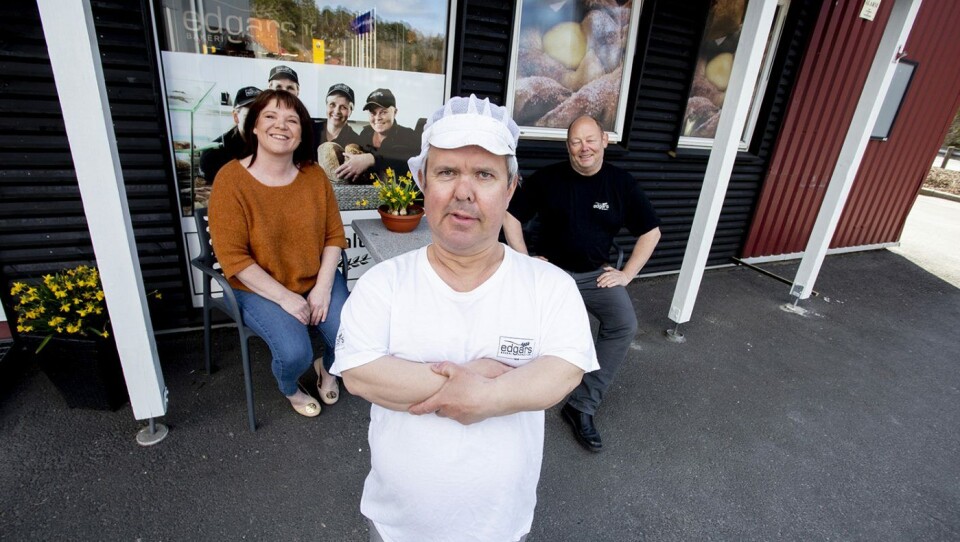 På Edgars Bakeri har Jostein Lysestøl (47) vært en naturlig del av arbeidsmiljøet i 24 år. Bak Janne Fardal Kristoffersen, helsefagarbeider og lokalpolitiker som brenner for å skape arbeidsplasser til alle. Her sammen med daglig leder Rune Vindsetmo.