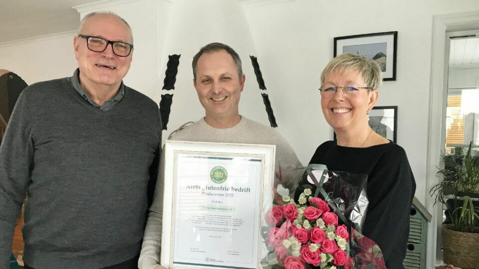 Generalsekretær Knut H. Peterson overrekker prisen for Årets produsent til Kjevla hjemmebakeri ved Oddund og Heidi Haaseth.