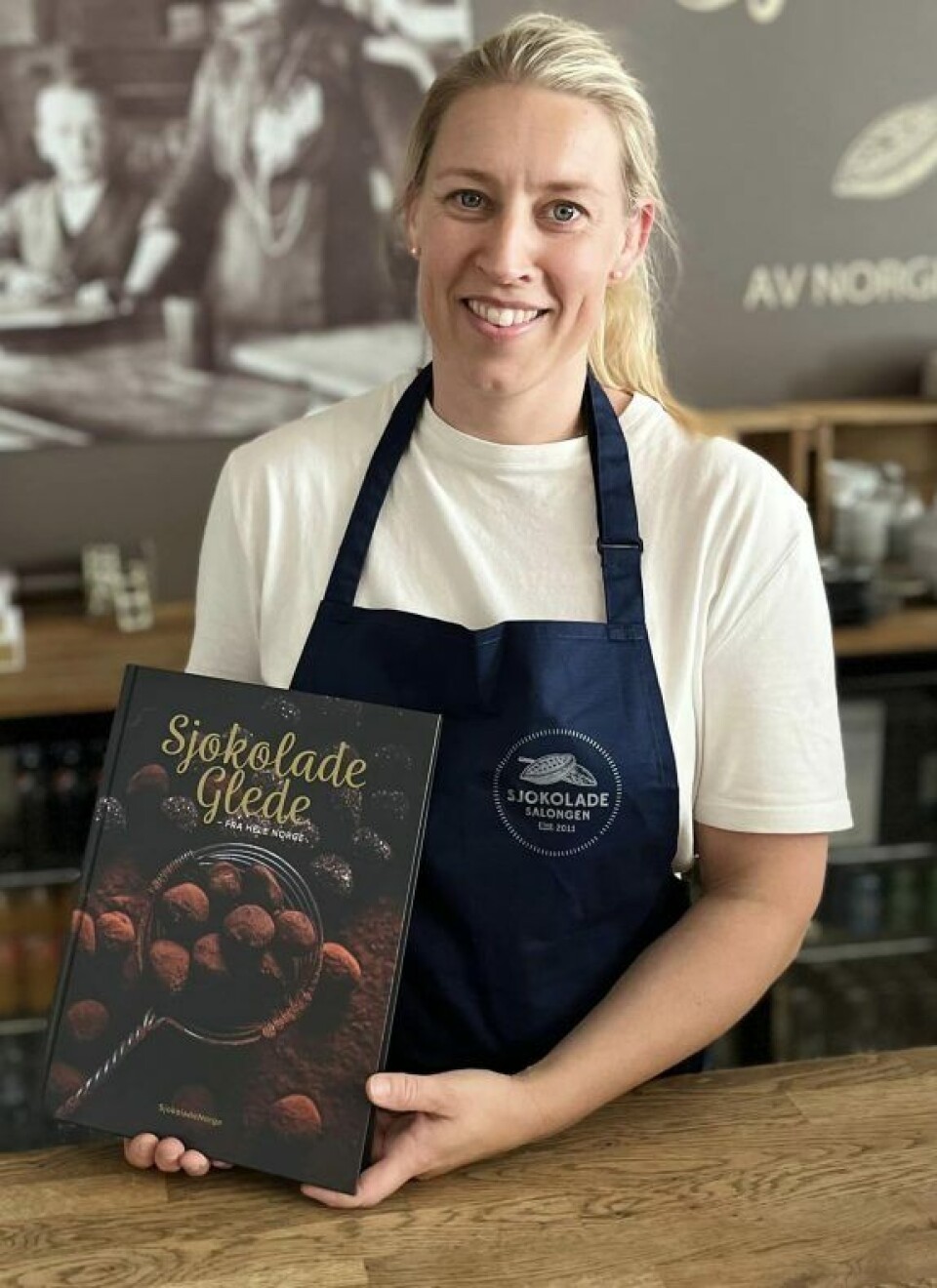 Tonje Holtungen driver Sjokolade Salongen i Vestfossen og er en av bidragsyterne i Sjokoladeglede fra hele Norge. Tonje Holtungen driver Sjokolade Salongen i Vestfossen og er en av bidragsyterne i Sjokoladeglede fra hele Norge.