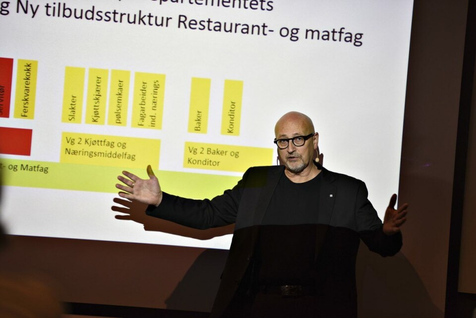 Espen Lynghaug serverte baker- og konditorbransjen en gledelig nyhet på BKLFs fagkonferanse: Baker- og konditorfag vil igjen bli en egen linje på Vg2. Espen Lynghaug serverte baker- og konditorbransjen en gledelig nyhet på BKLFs fagkonferanse: Baker- og konditorfag vil igjen bli en egen linje på Vg2.