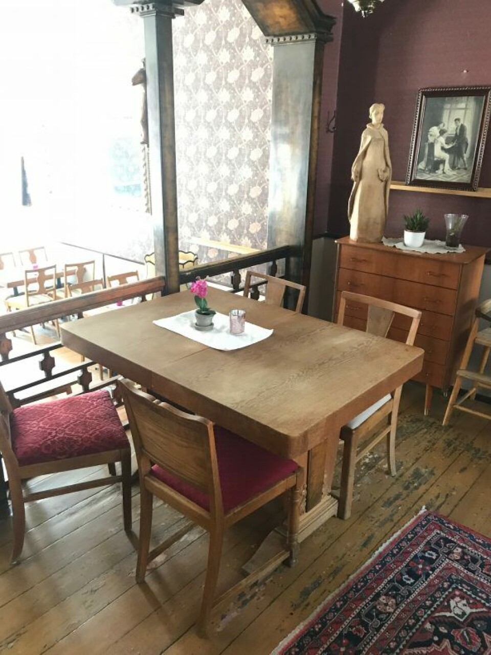 Mye av den gamle stilen er bevart hos Erlandsens Conditori. Mye av den gamle stilen er bevart hos Erlandsens Conditori.