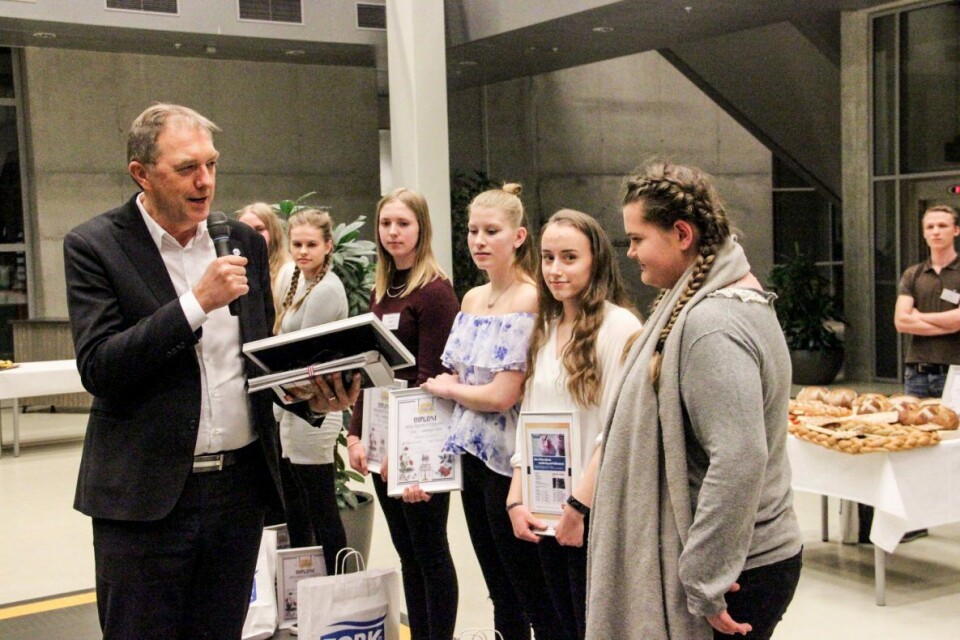Gunnar Bakke deler ut prisen for årets nykommer til Helene Johnsen (foran til høyre). Ved siden av henne står vinnerne i konditorklassen, Amanda Berntsen og Heidi Annett Bols Hansen fra Jåttå vgs. Gunnar Bakke deler ut prisen for årets nykommer til Helene Johnsen (foran til høyre). Ved siden av henne står vinnerne i konditorklassen, Amanda Berntsen og Heidi Annett Bols Hansen fra Jåttå vgs.