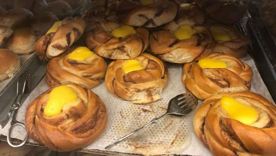 Kvalitetsvarer: Flere andre butikker har vist interesse for å kjøpe bakervarer fra Brustad Bakeren. — Men det har vi sagt nei til, for med en gang vi begynner å levere til andre mister vi jo kontrollen. I eget utsalg kan vi garantere kvalitet, sier daglig leder Umidjon Shamirzaev. Kvalitetsvarer: Flere andre butikker har vist interesse for å kjøpe bakervarer fra Brustad Bakeren. — Men det har vi sagt nei til, for med en gang vi begynner å levere til andre mister vi jo kontrollen. I eget utsalg kan vi garantere kvalitet, sier daglig leder Umidjon Shamirzaev.