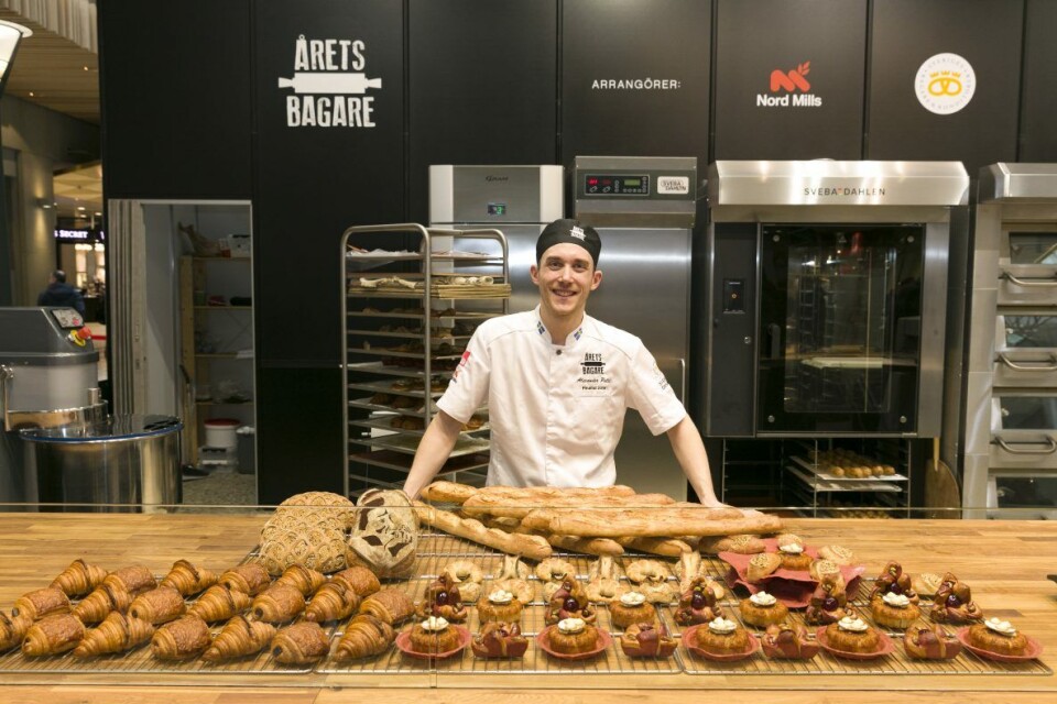 Alexander Pelli med produktene som sikret ham seieren i Årets Bagare 2019. Alexander Pelli med produktene som sikret ham seieren i Årets Bagare 2019.
