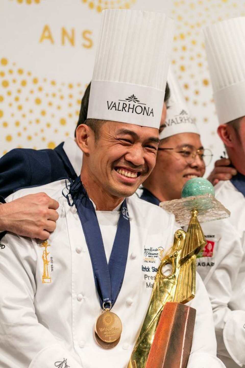 Patrick Siau Chi Yin deltok selv som utøver i Coupe du Monde-finalen i 2011. Patrick Siau Chi Yin deltok selv som utøver i Coupe du Monde-finalen i 2011.