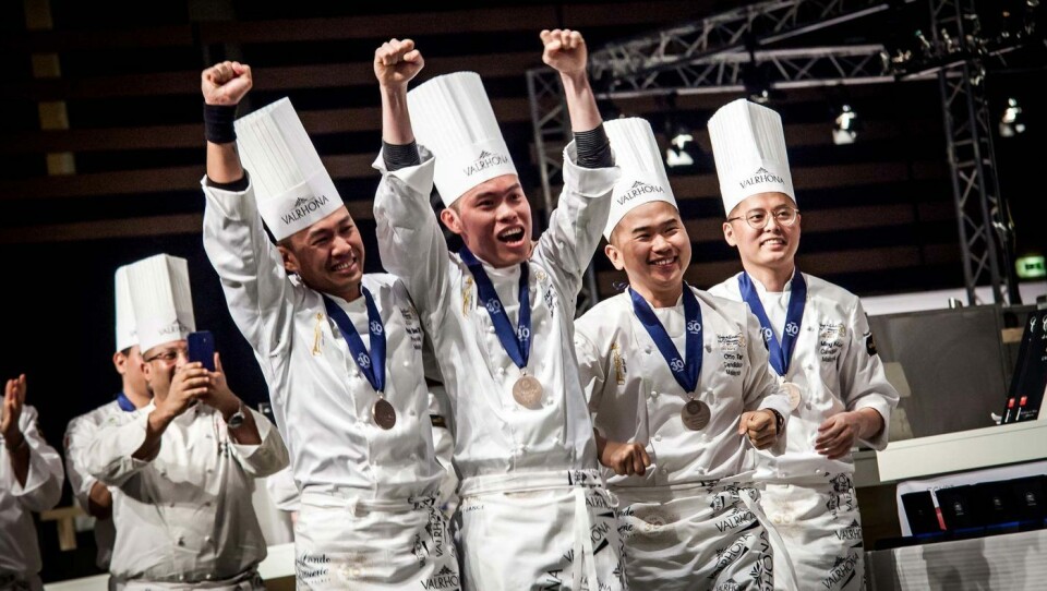 Malaysias vinnerteam slipper jubelen løs etter å ha vunnet Coupe du Monde de la Pâtisserie 2019. Fra venstre Patrick Siau Chi Yin (trener), Loi Ming Ai (ansvarlig for is), Tan Wei Loon (ansvarlig for sukker) og Otto Tay (ansvarlig for sjokolade). Japan kom på andreplass og Italia på tredjeplass.