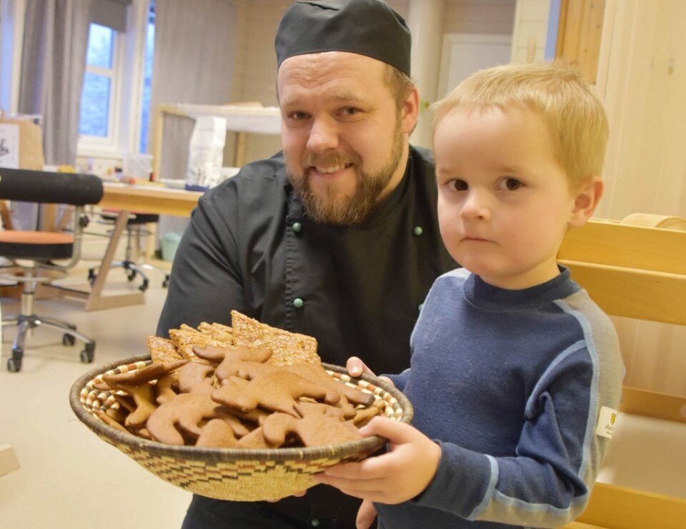 Ivar Bakke sammen med Lias Østlie (3) og en haug julekaker.