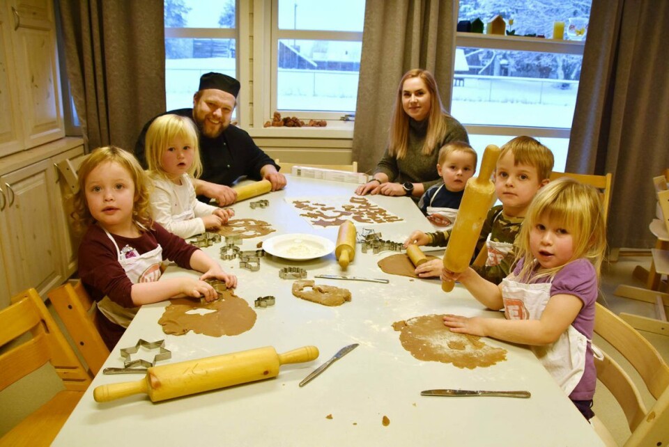 Camilla Bækkevold inviterte hele 2016-kullet i Nordhagen barnehage på baking da hun vant årets julebakstkonkurranse. Fra venstre Victoria Amundsen, Maja Gundersen, Ivar Bakke, Camilla Bækkevold, Lias Østlie, Filip Gdal og Iben Furuknap Tøråsen. Adrian Riise Amundrud var opptatt med andre ting da bildet ble tatt.