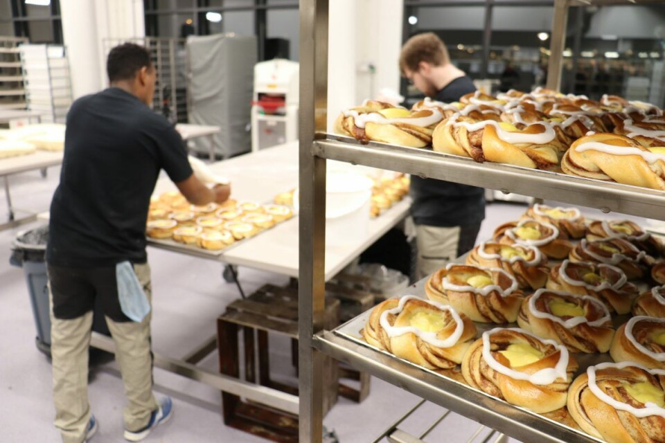 Selv om Kanelsnurrens nye hovedbakeri er stort og effektivt, er det fortsatt et håndverksbakeri. Selv om Kanelsnurrens nye hovedbakeri er stort og effektivt, er det fortsatt et håndverksbakeri.