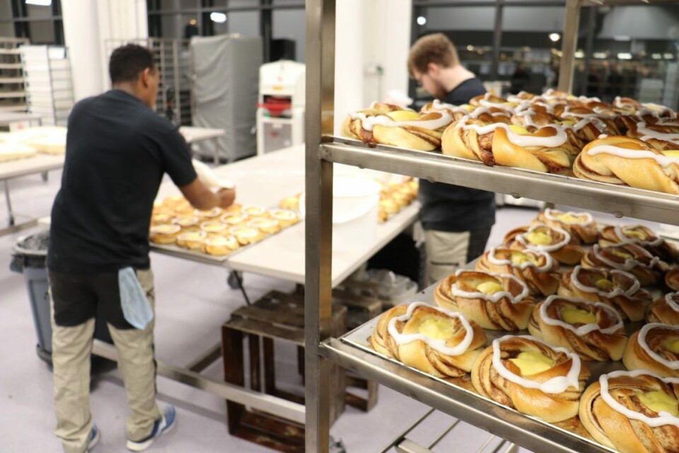 Selv om Kanelsnurrens nye hovedbakeri er stort og effektivt, er det fortsatt et håndverksbakeri.