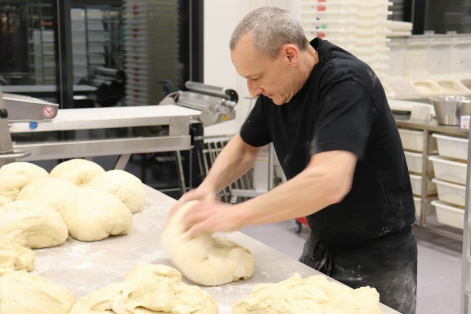 Alt bakes, veies og slås opp for hånd. Her er baker Gunther Haag i sving. Alt bakes, veies og slås opp for hånd. Her er baker Gunther Haag i sving.