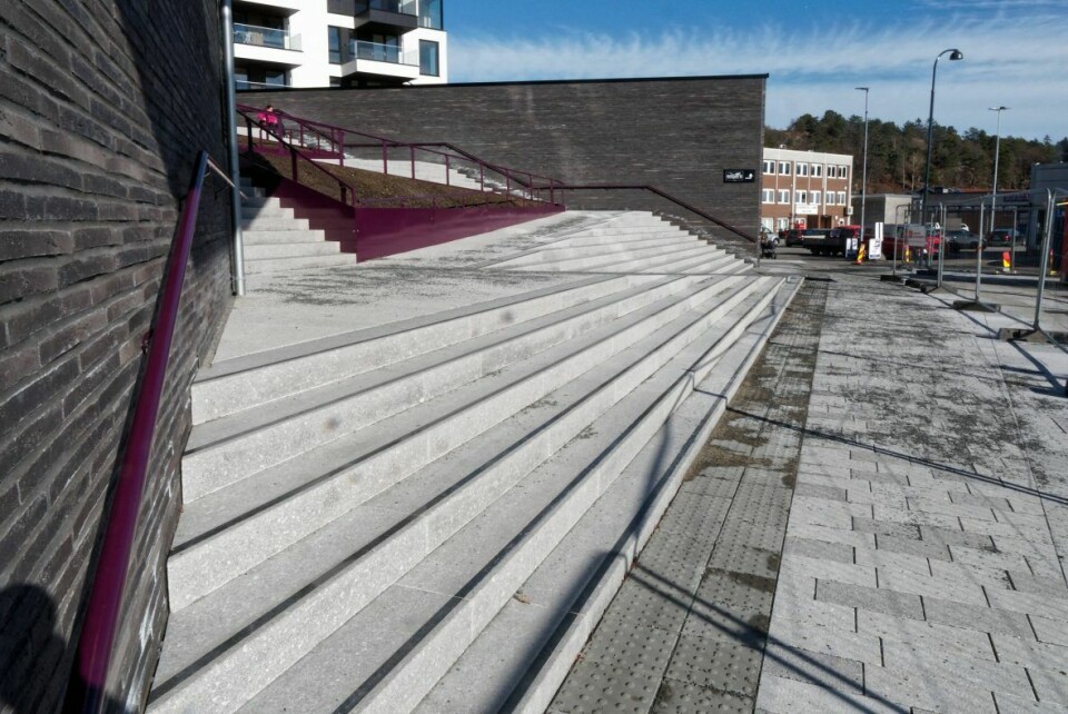 Rune Vindsetmo sammenligner den nybygde, solrike trappen utenfor bakeriet med Spansketrappen i Roma.