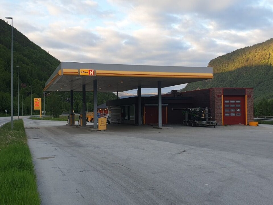 Stasjonen ligger midt mellom E6 på den siden og Elvemøtet på den andre siden. Stasjonen ligger midt mellom E6 på den siden og Elvemøtet på den andre siden.