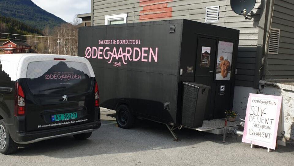 Ødegaarden Bakeri & Konditori har allerede en selvbetjent vogn der de legger ut overskuddsvarer og kundene betaler med Vipps. Ødegaarden Bakeri & Konditori har allerede en selvbetjent vogn der de legger ut overskuddsvarer og kundene betaler med Vipps.