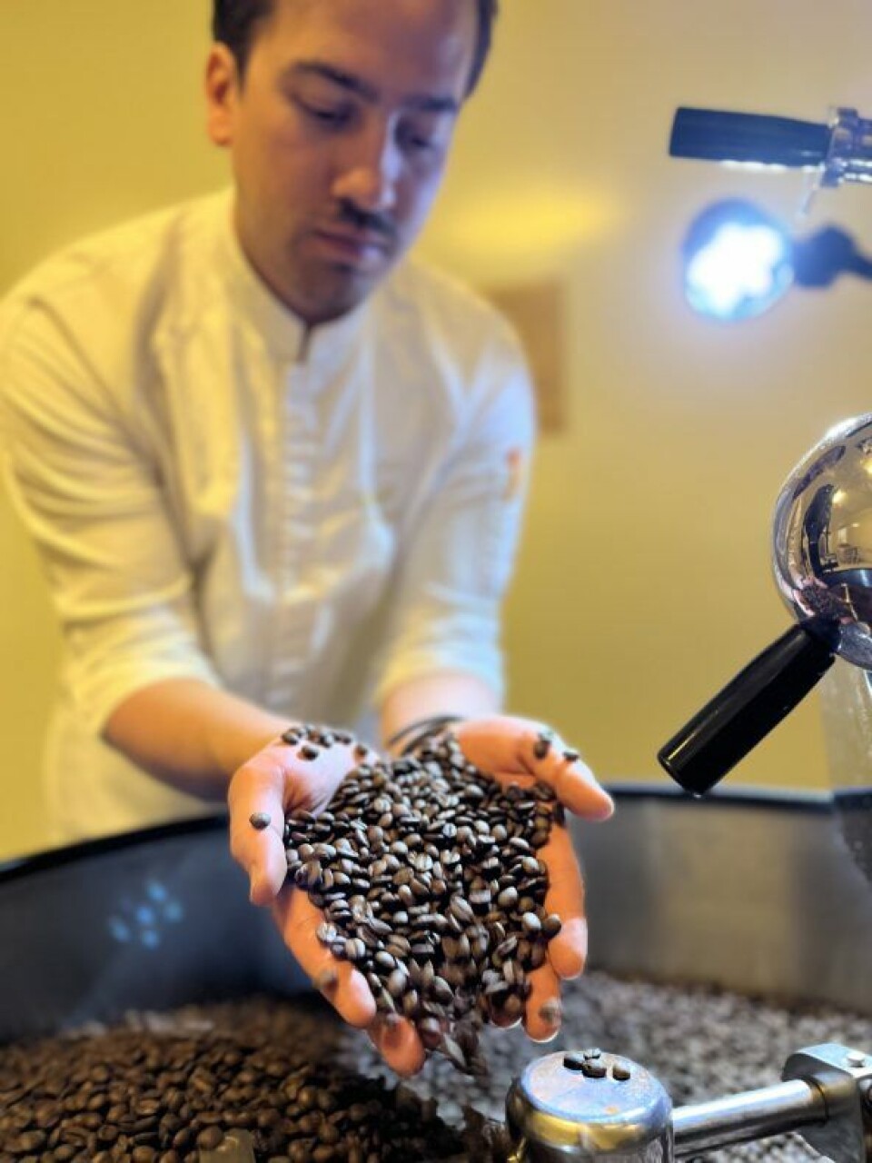 Karl Kristian Silsand er i gang med prøvebrenning i Roasteriets lokaler i Drammen. Karl Kristian Silsand er i gang med prøvebrenning i Roasteriets lokaler i Drammen.