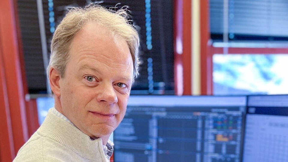 TILSMUSSET GLASSKULE: Sven Kåre Anfinset i Ustekveikja sier «glasskulen» hans er tilsmusset, men er sikker på at elprisene i Norge ikke blir veldig oppløftende med det første.