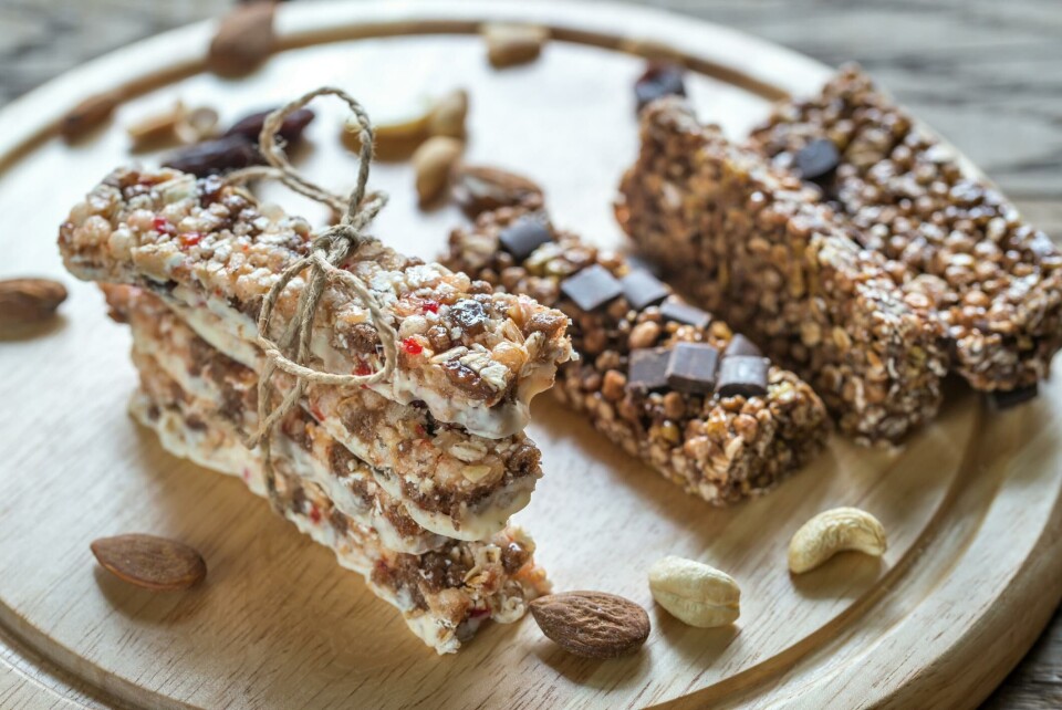 Vegan muslibar med tørket økologiske bær, nøtter og vegansjokolade.