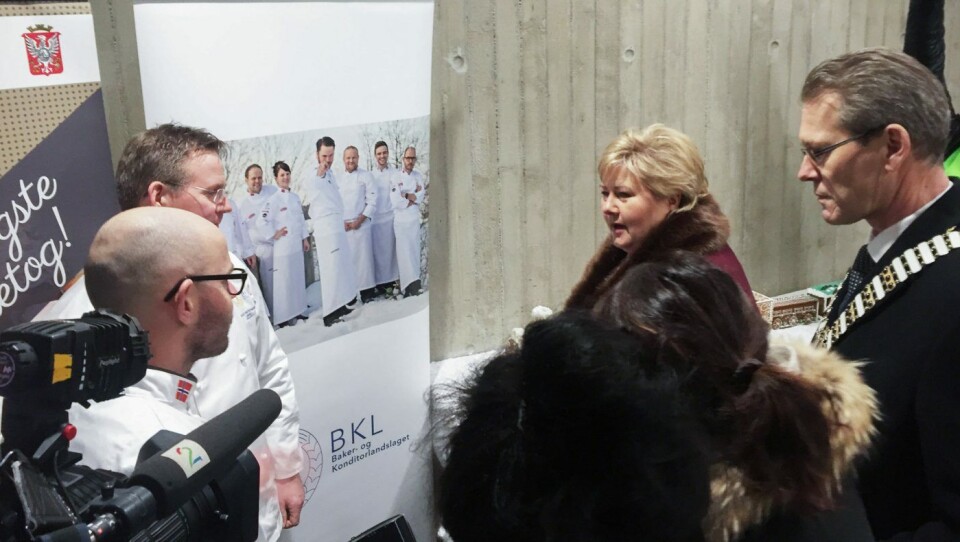 Erna på pepperkaketog-visitt erna_solberg_pepperkaketog