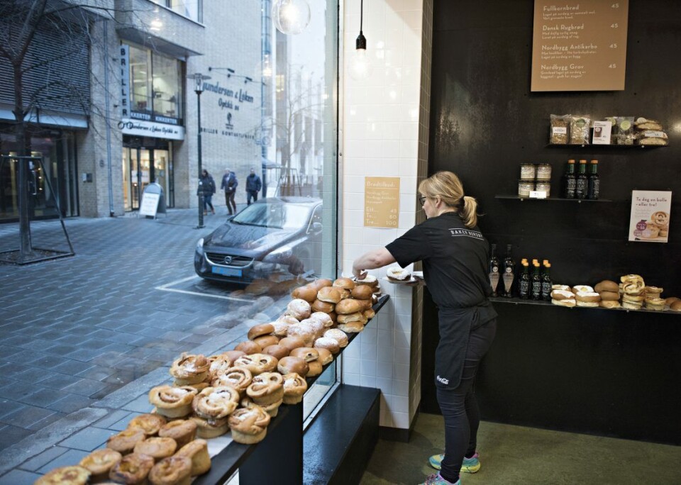 Småbaksten ligger utstilt i det store vinduet ut mot gaten. Mange forbipasserende kan dermed se fristelsene.