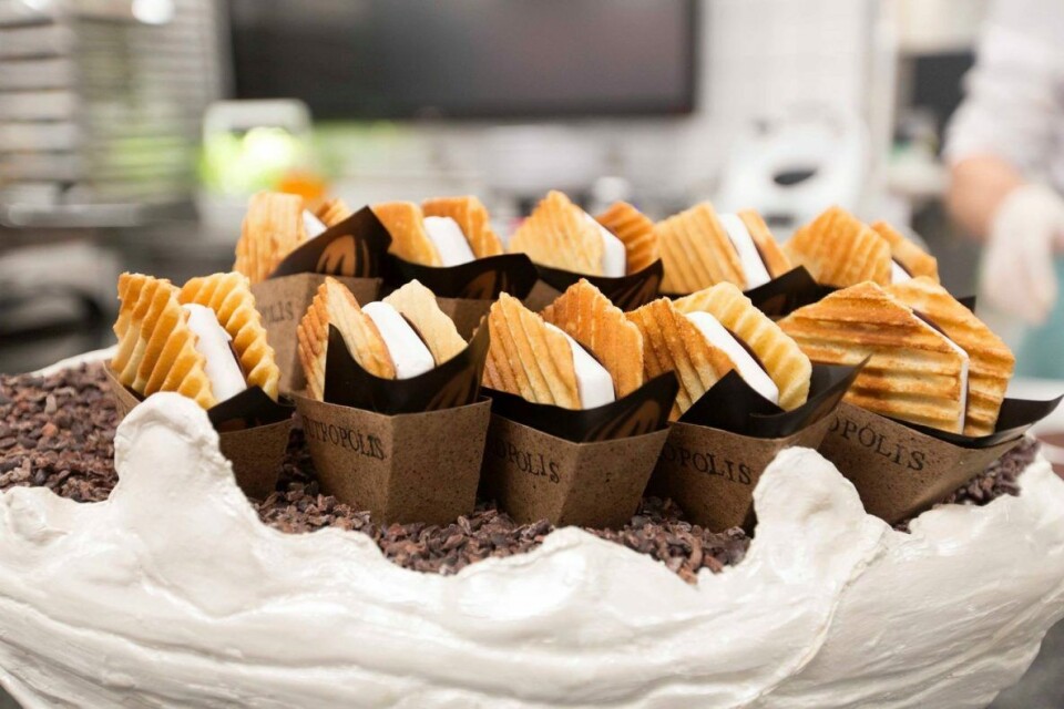 Tor Stubbes sjokolade-snacks «to go», som han kalte Triple Theobromine, besto av kokossorbet og gele, salt karamell, alunga- og hassenøttiskrem, pannekake med fermentert honning og en kakaoserviett… Tor Stubbes sjokolade-snacks «to go», som han kalte Triple Theobromine, besto av kokossorbet og gele, salt karamell, alunga- og hassenøttiskrem, pannekake med fermentert honning og en kakaoserviett…