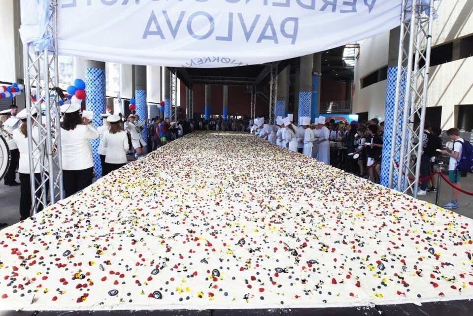 Verdens lengste pavlova er 88,6 kvadratmeter og var et imponerende skue. Verdens lengste pavlova er 88,6 kvadratmeter og var et imponerende skue.